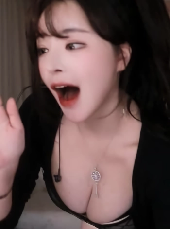 손밍 시스루 착시 아프리카 전통의상 팔짱 낀 거유 가슴골