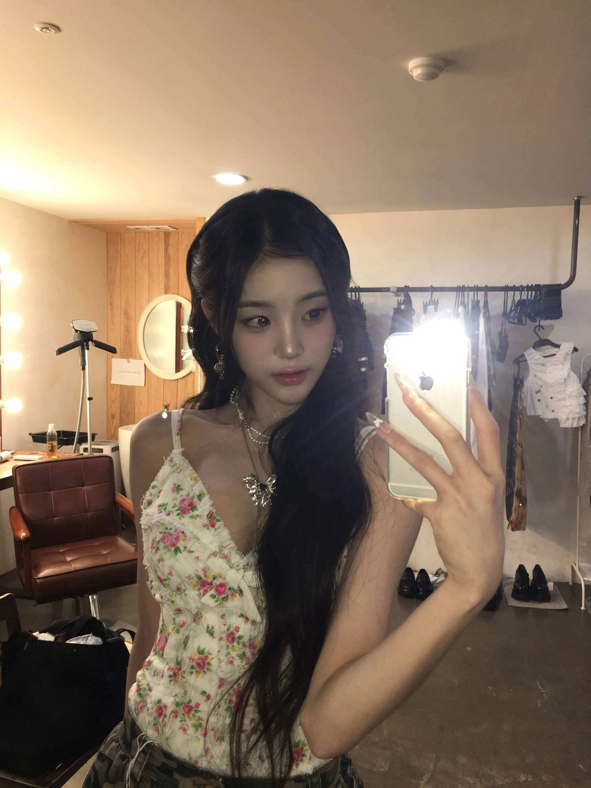 트리플에스 지연 화이트 꽃무늬 끈나시 몽글한 가슴골 – 인스타