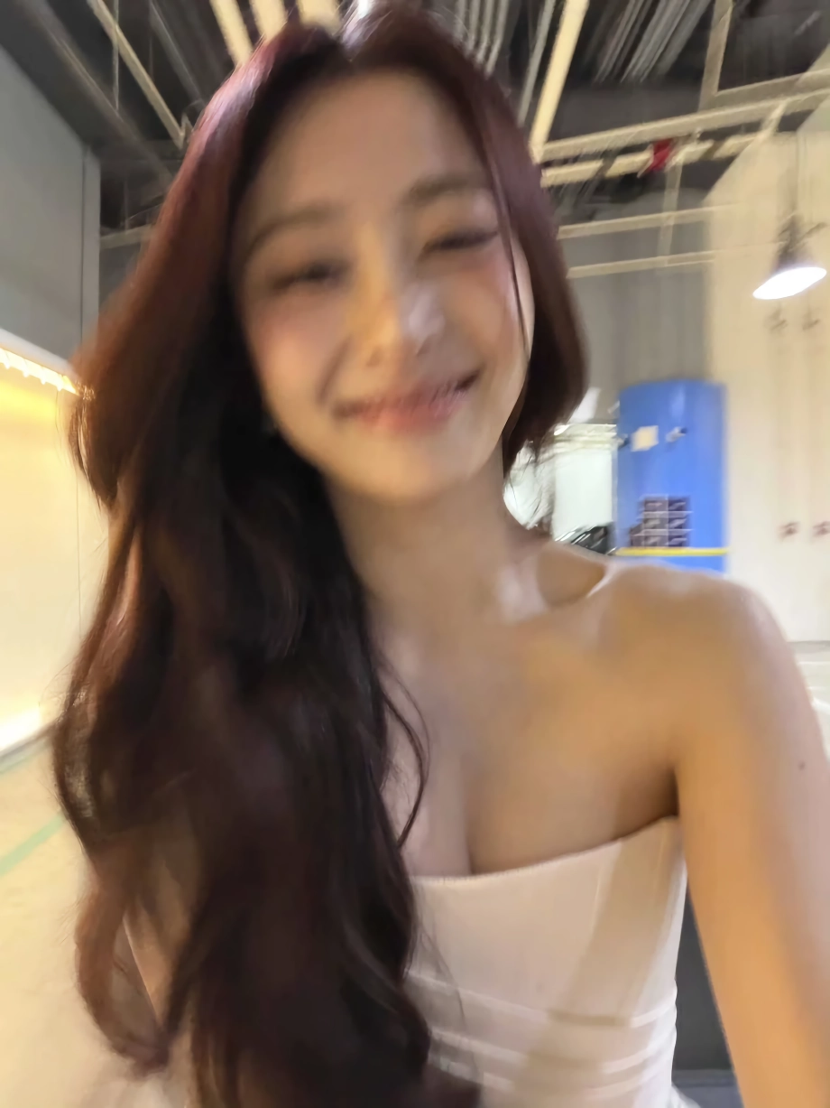 르세라핌 허윤진 오프솔더 드레스 가슴골
