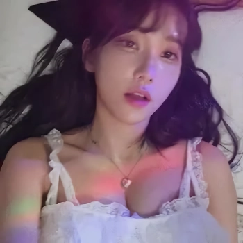 QWER 마젠타 눕방 흰 슬립 가슴골