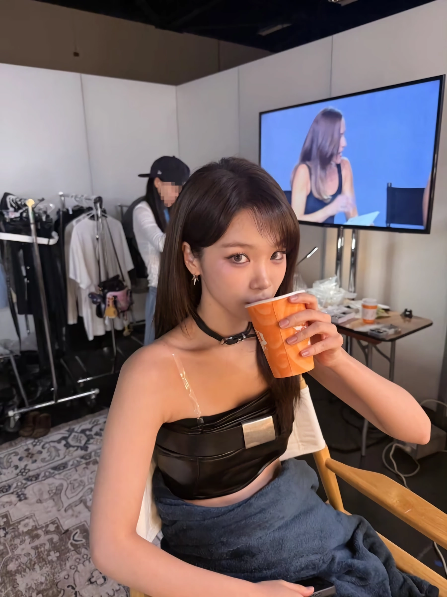 [르세라핌] 김채원 인스타 ㄷ.jpg