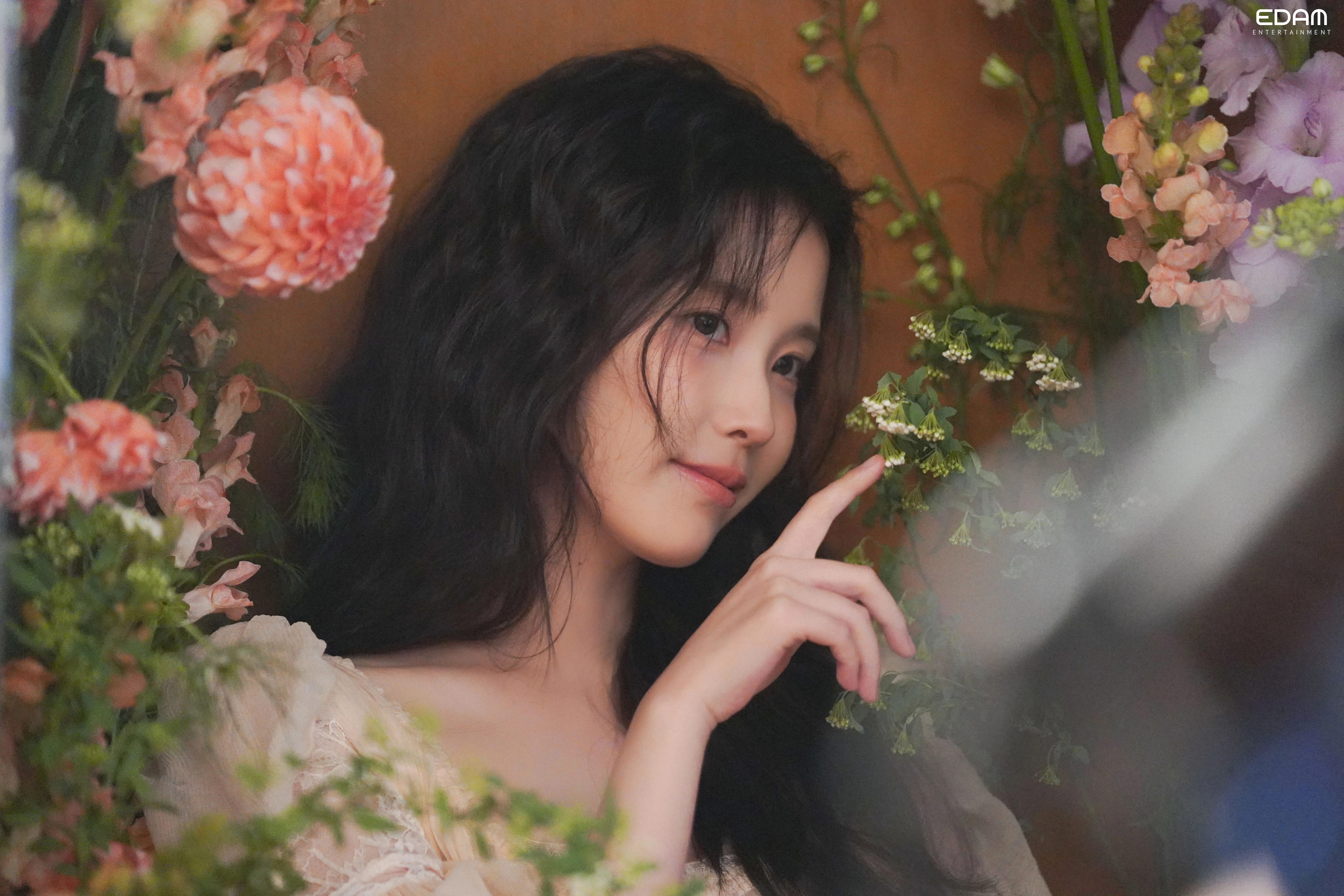 19아이유 엘르 화보 촬영 비하인드(고화질).jpg(8)