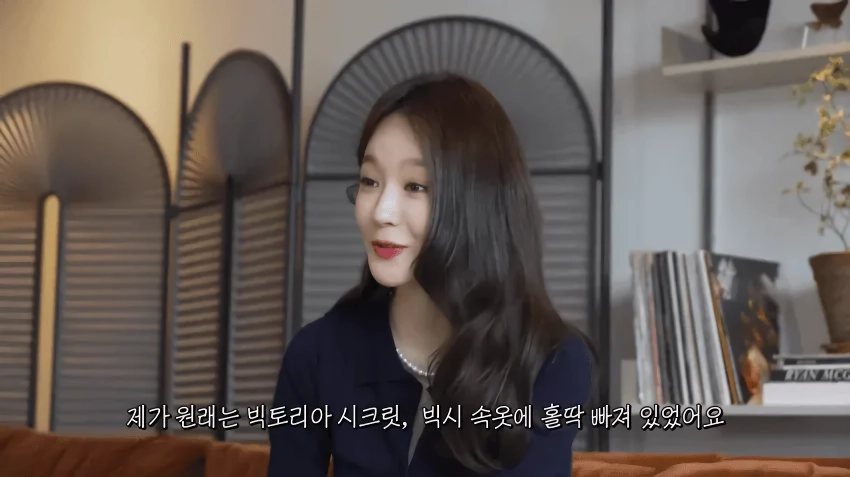 본인 브래지어 리뷰해주는 강민경.jpg