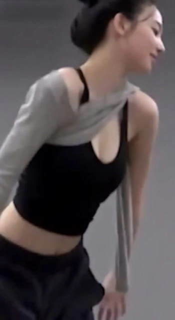 파인 크롭 민소매 숙인 가슴골 에스파 카리나 움짤