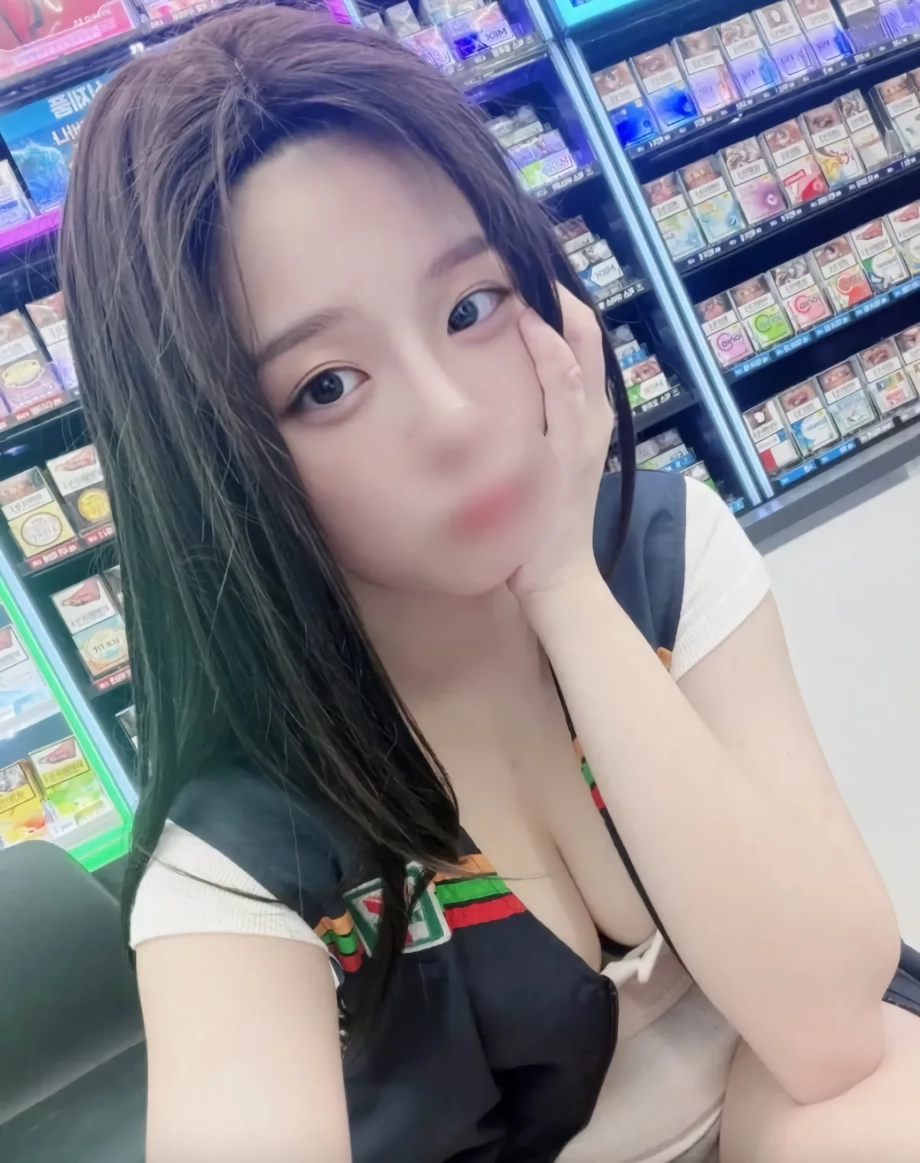 편의점 여자 알바 복장 상태
