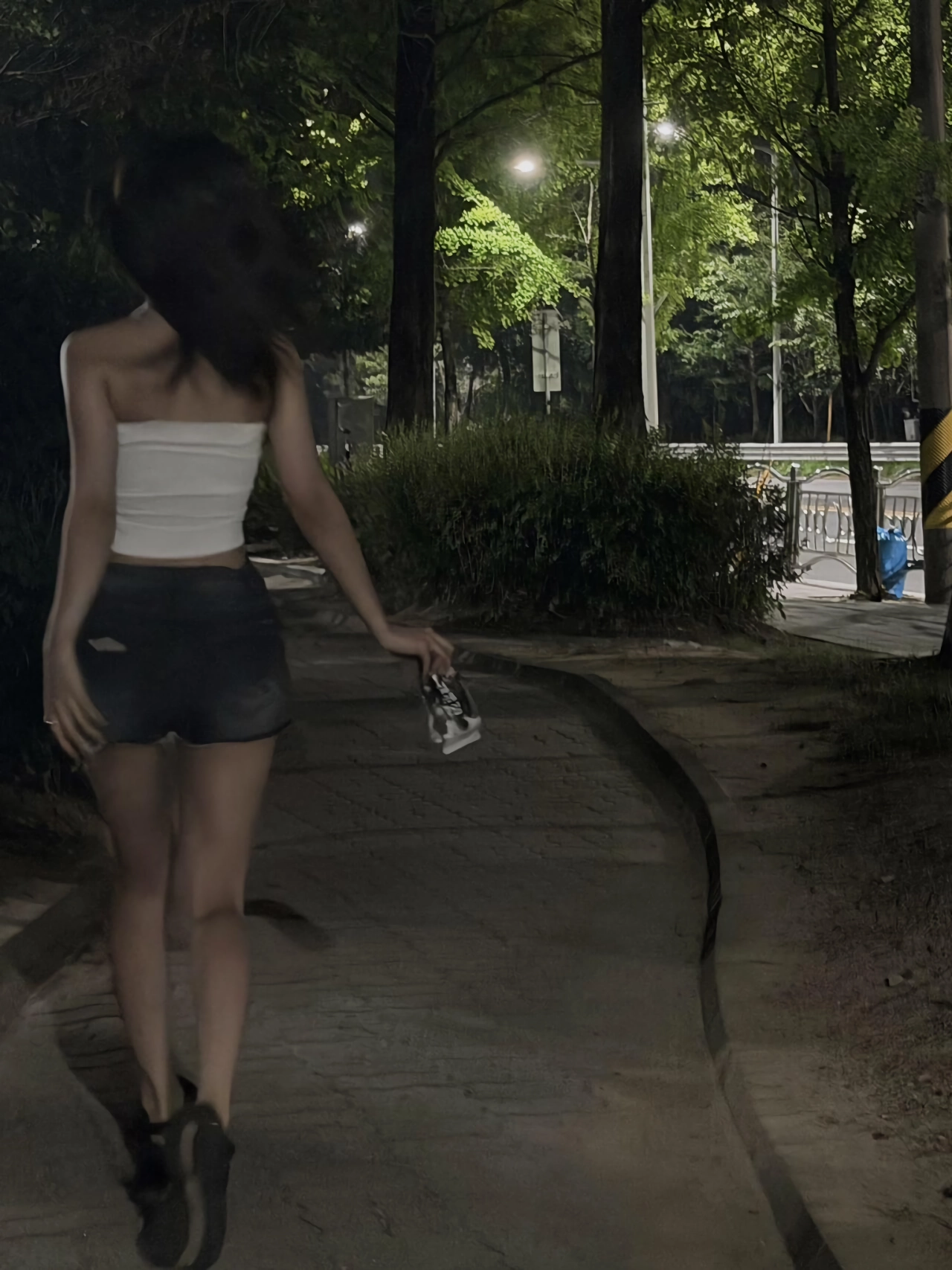 밤산책하는 설윤