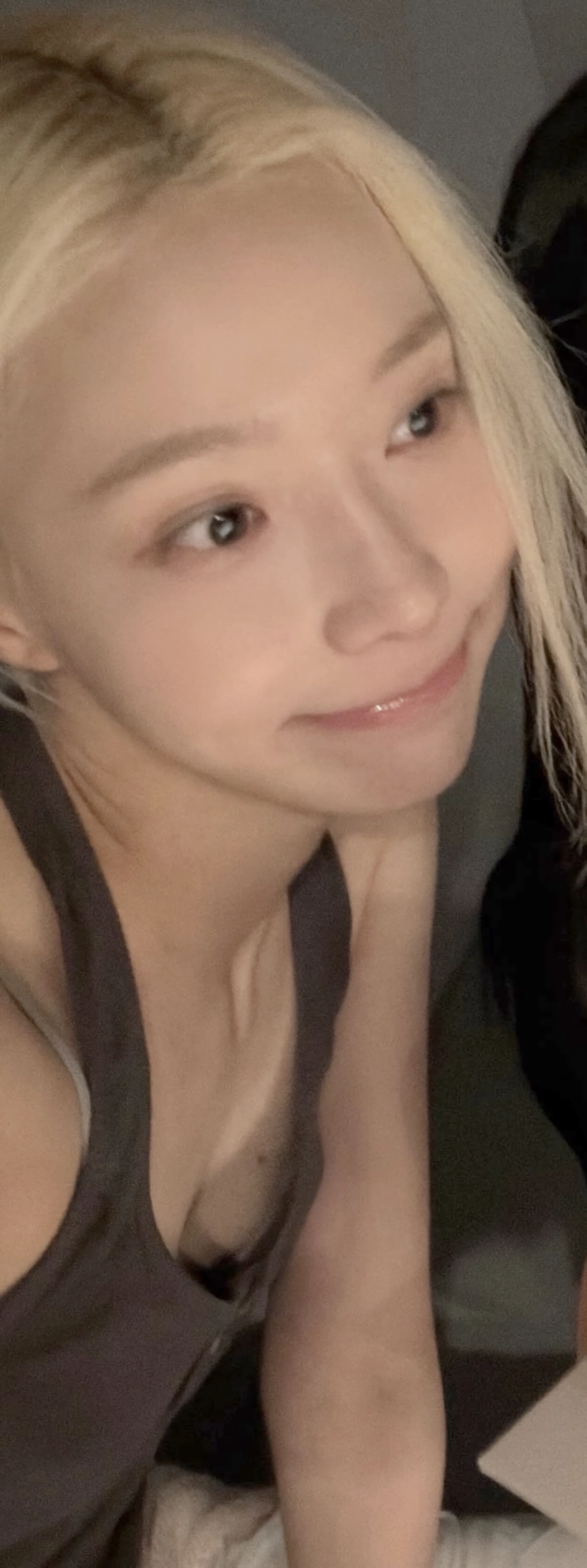 케이크 앞에서 숙인 윈터 민소매 틈새 회색 브라 가슴골 대박 노출