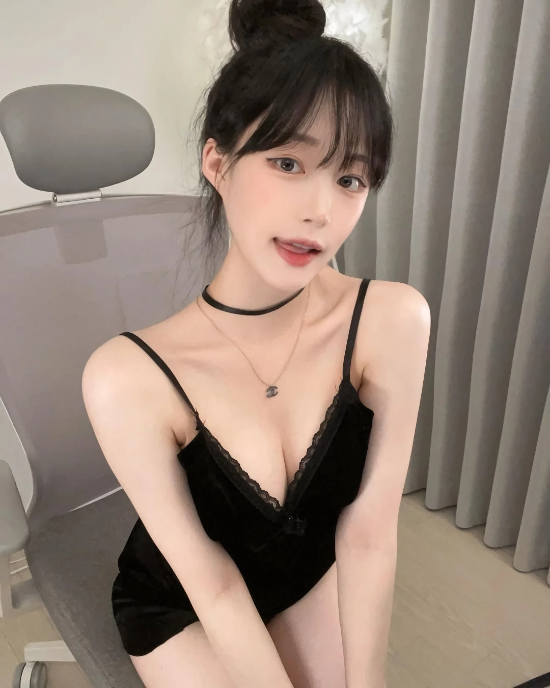 셀카 찍을 때 혀내미는 MZ 처자
