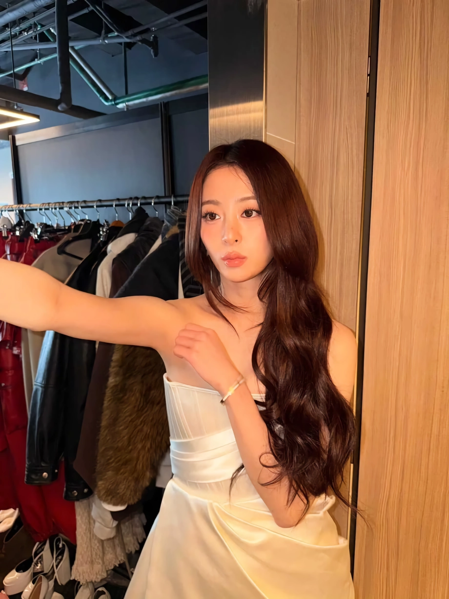 르세라핌 허윤진 오프솔더 드레스 가슴골