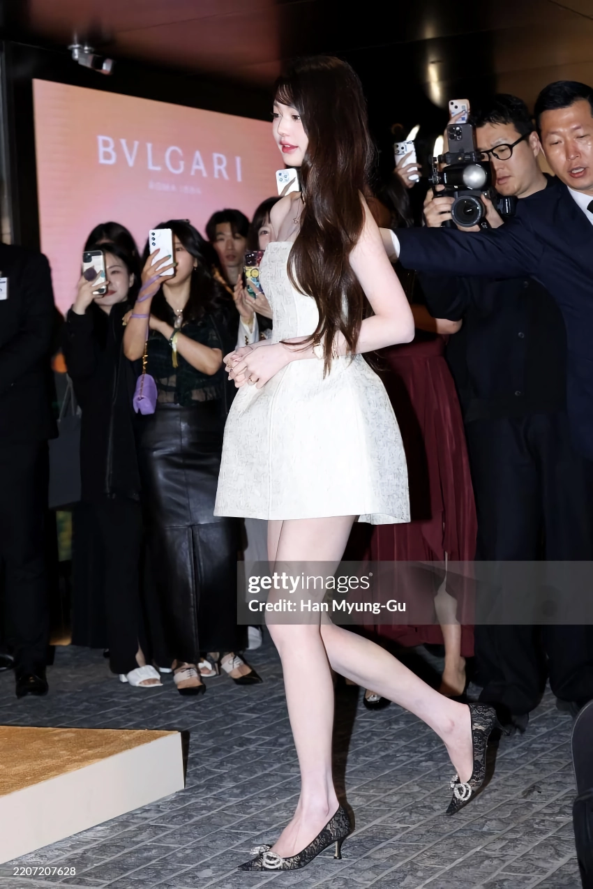 아이브 장원영 행사장 지나가는 오프솔더 드레스 가슴골
