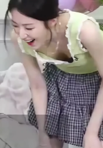 방심하는 아이들 슈화 숙인 가슴골 움짤