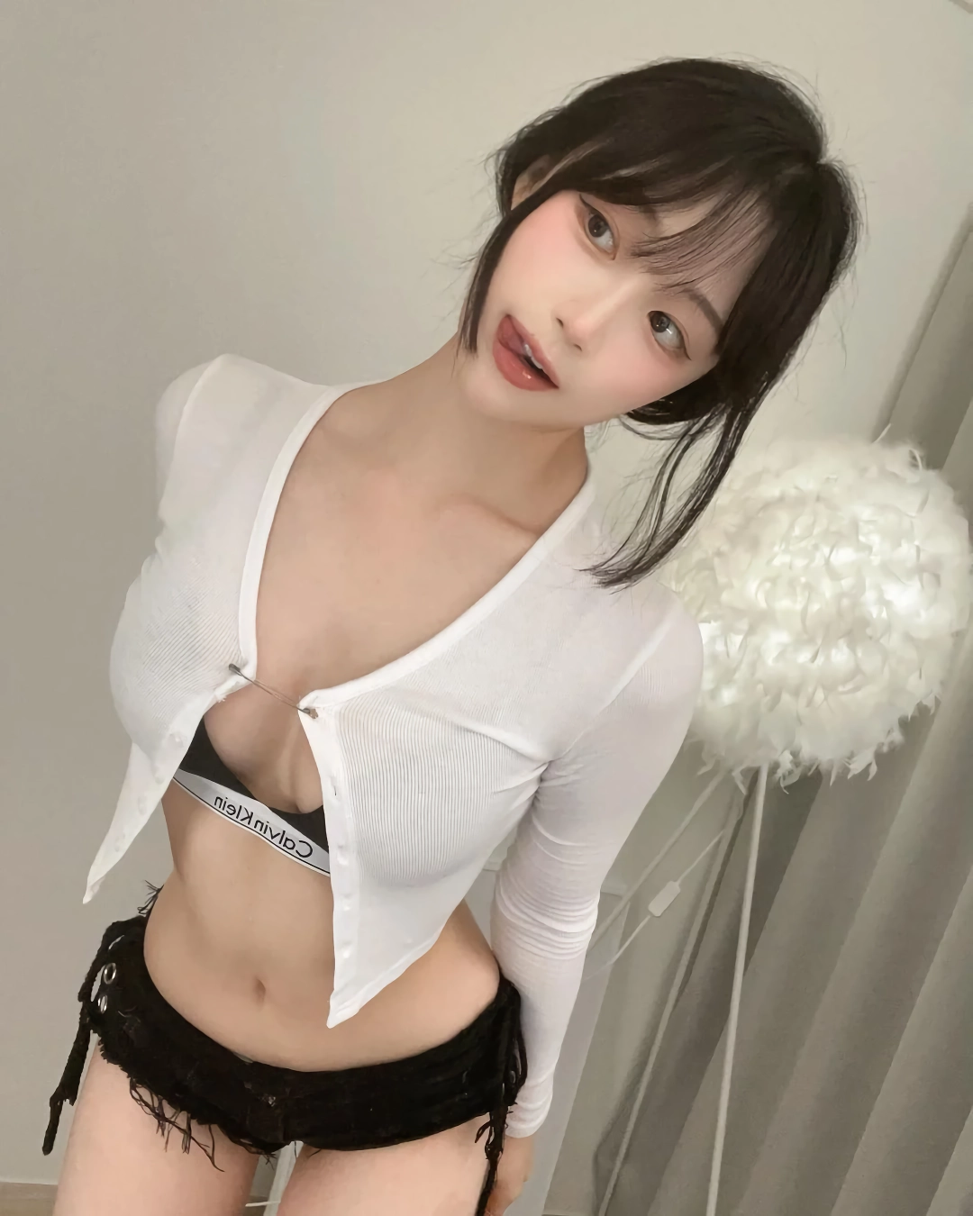 셀카 찍을 때 혀내미는 MZ 처자