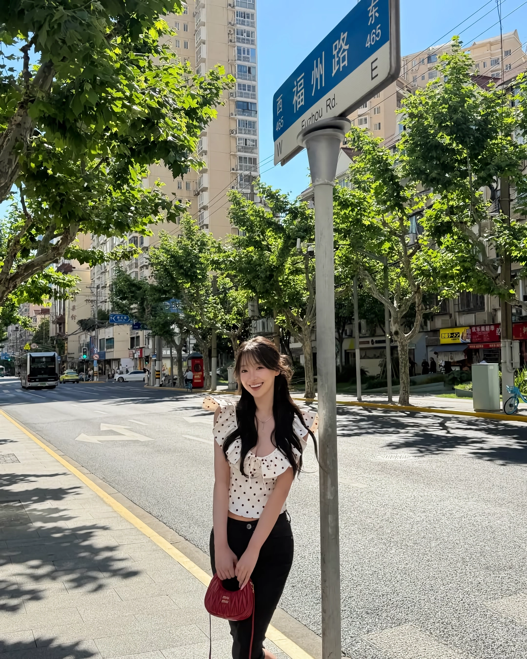 노출 드레스 입은 우수한 치어리더