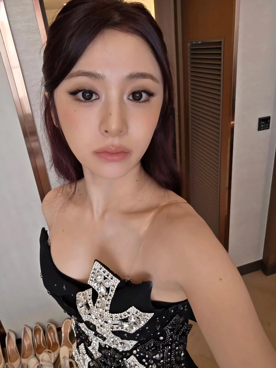 르세라핌 허윤진 오프솔더 드레스 가슴골