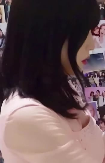 파인 틈 가슴골 살짝 보이는 에이핑크 박초롱 움짤