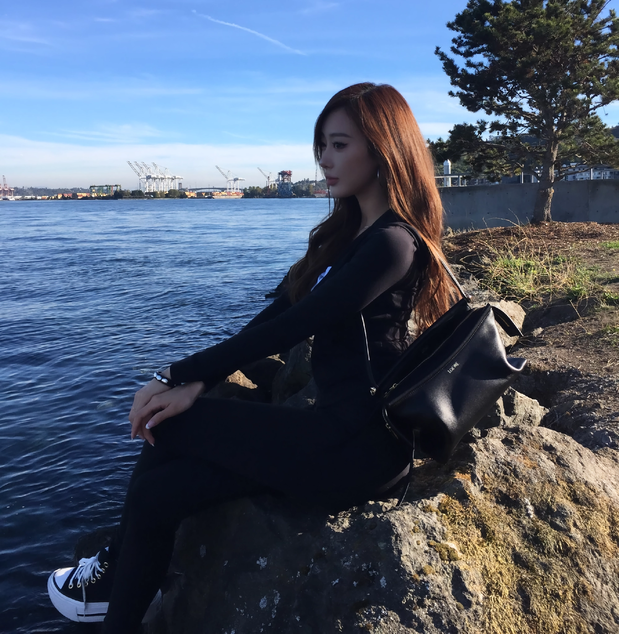 바다 구경하는 에스파 지젤 검정 레깅스 쫀쫀한 엉덩이 자태