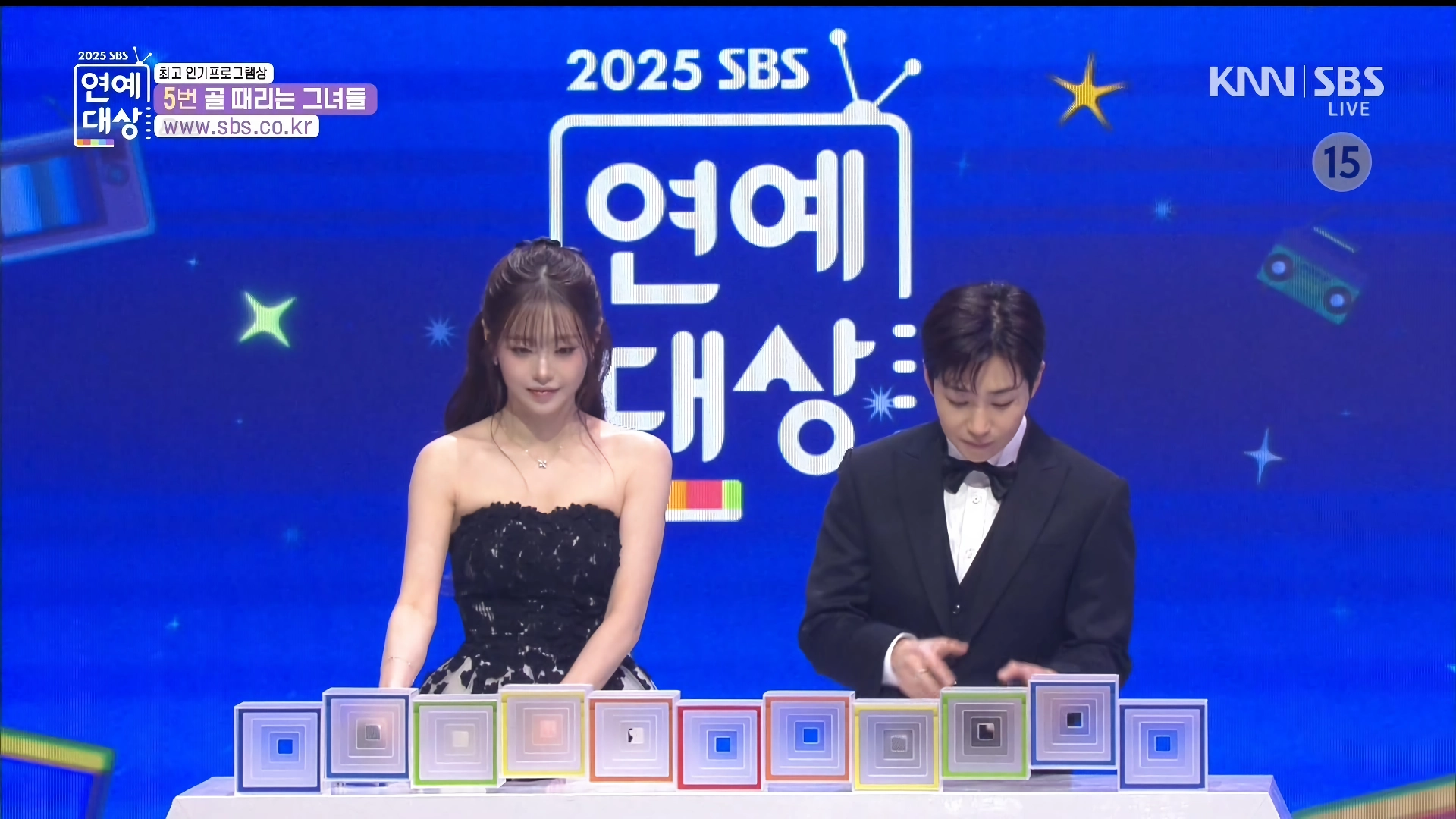 연예대상 시상하는 츄, 표정