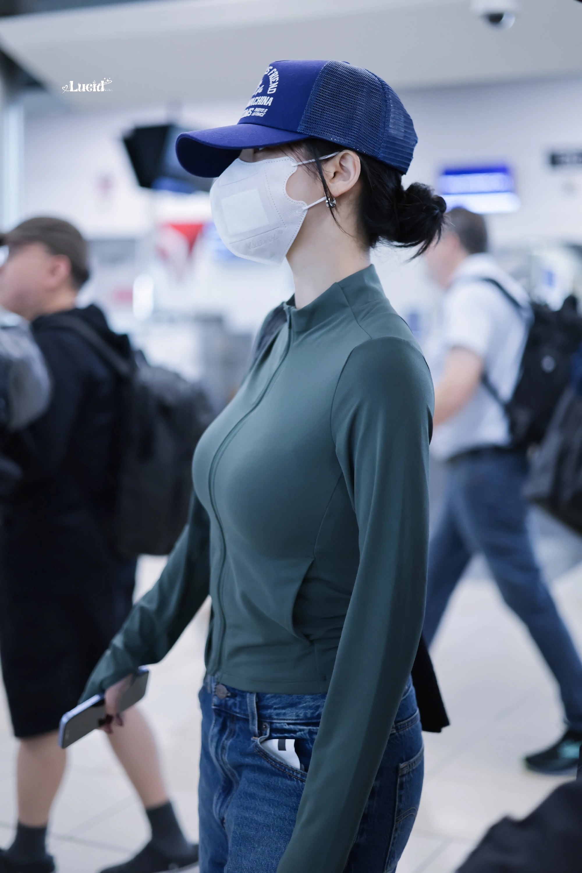 어제자 공항 카리나 브라컵 비치는 카키색 집업 묵직한 가슴라인