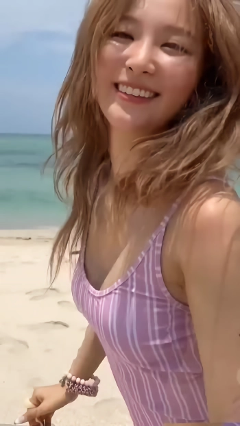 (SOUND)레드벨벳 슬기 하이레그 모노키니 수영복