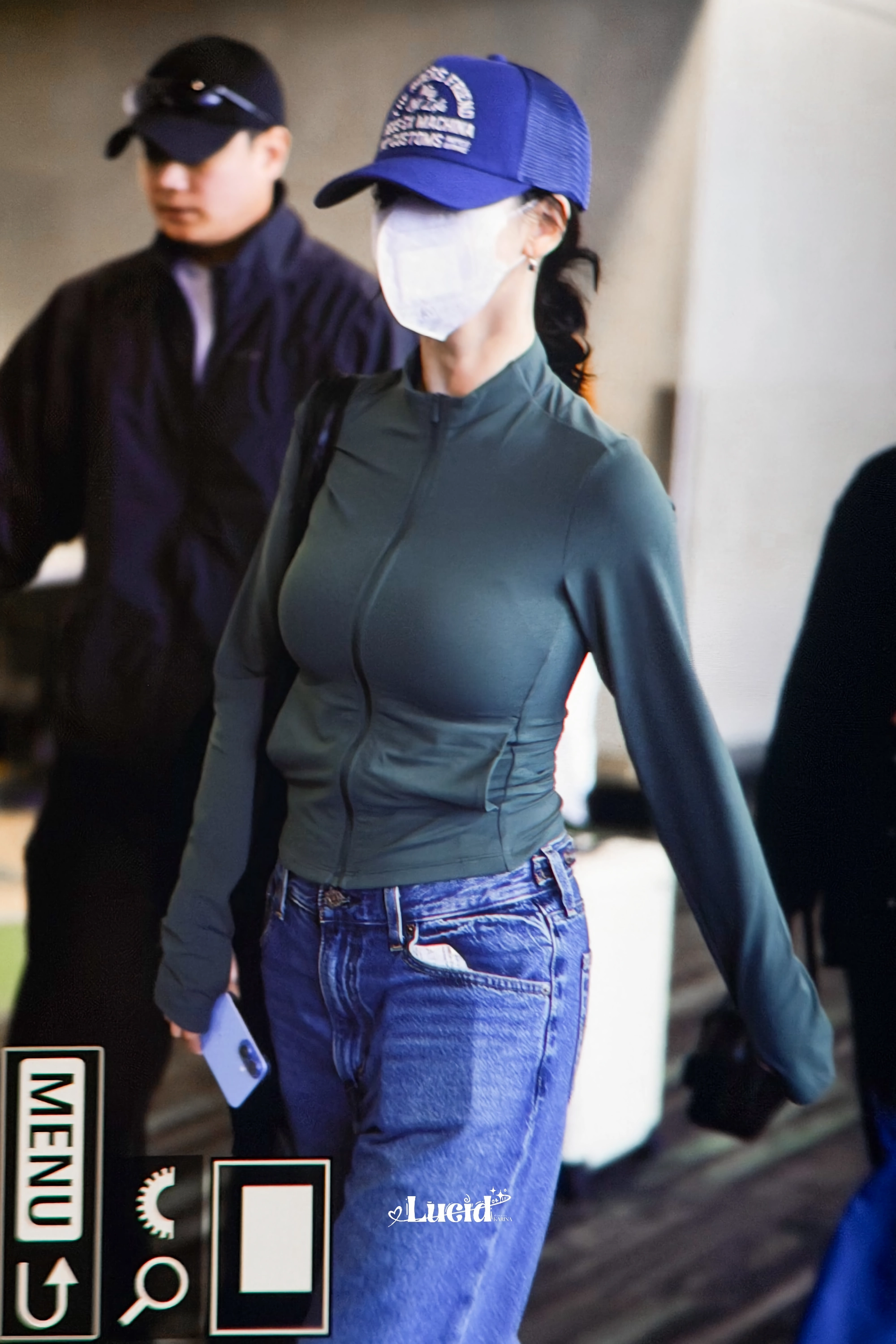 어제자 공항 카리나 브라컵 비치는 카키색 집업 묵직한 가슴라인