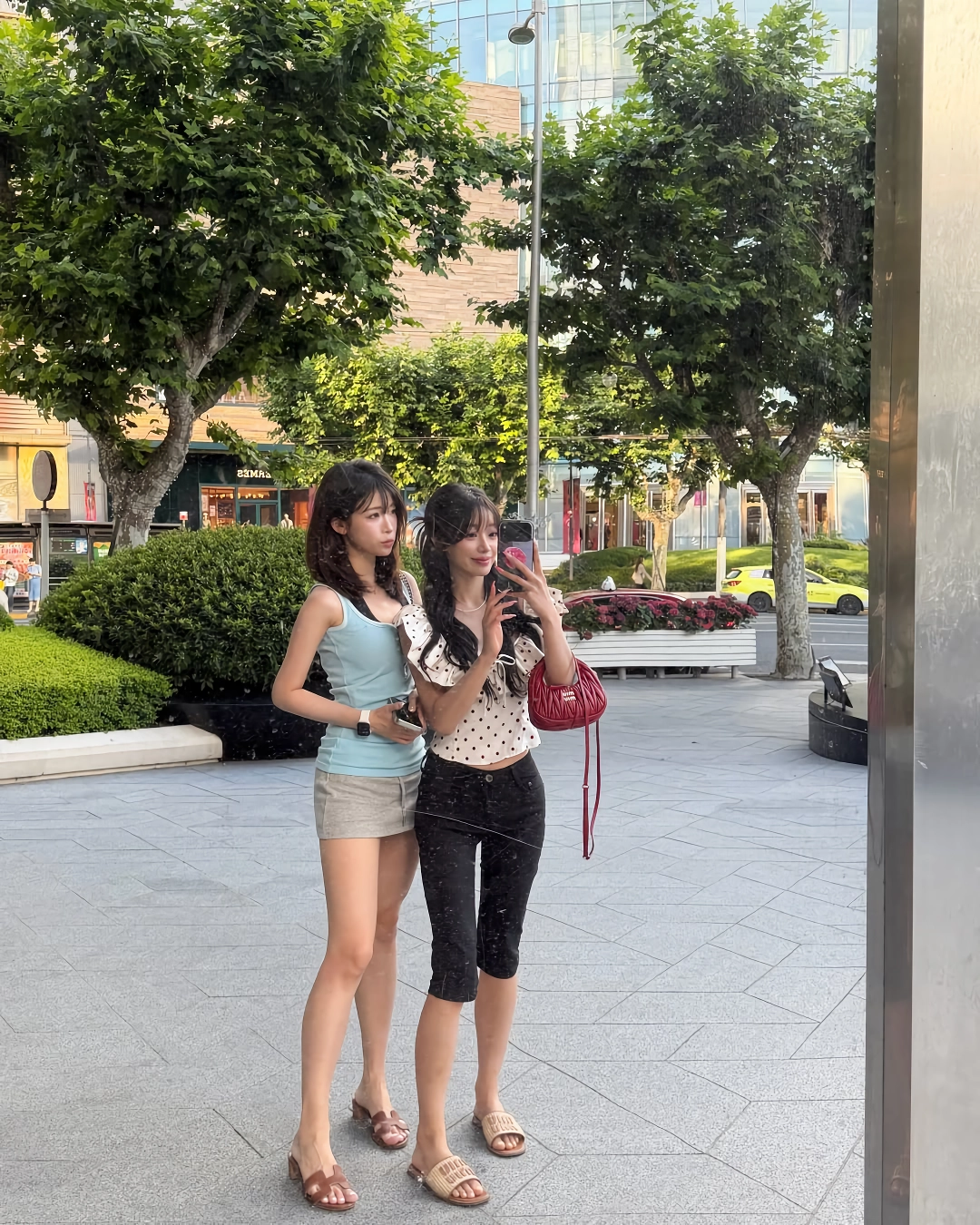 노출 드레스 입은 우수한 치어리더