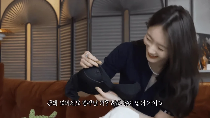 본인 브래지어 리뷰해주는 강민경.jpg
