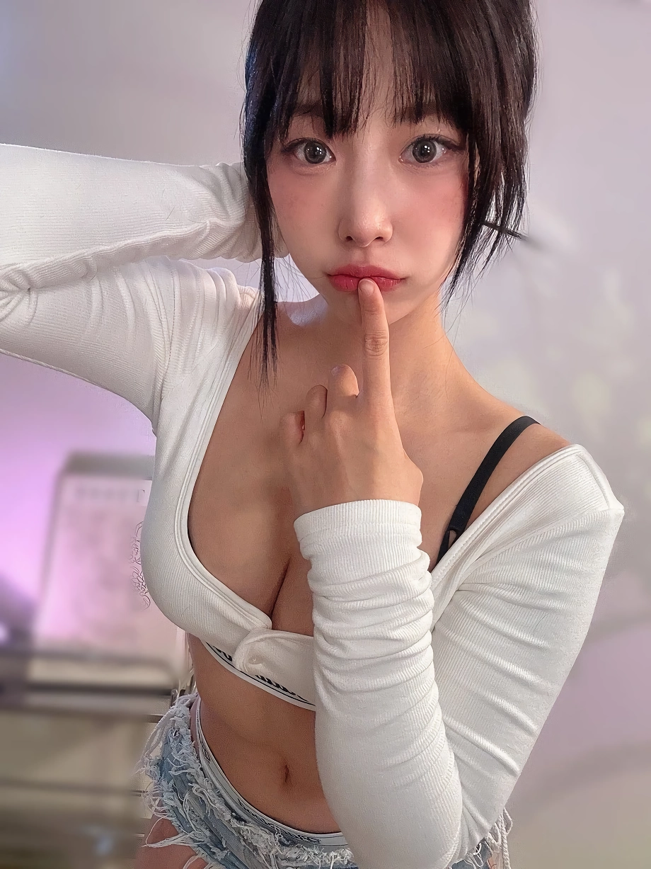 네린 NERIN 크롭 흰티 블랙 브라 가슴골