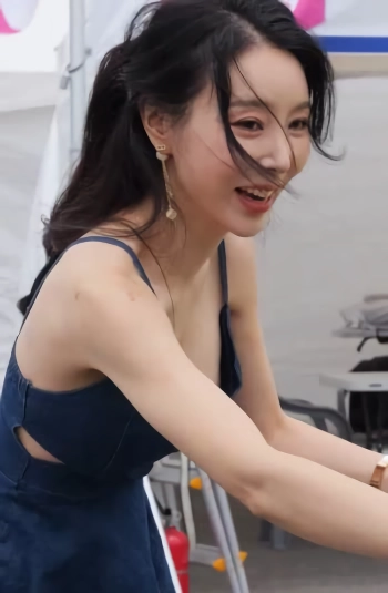 (SOUND)모델 임서아 헐렁한 청 끈나시 원피스 가슴골