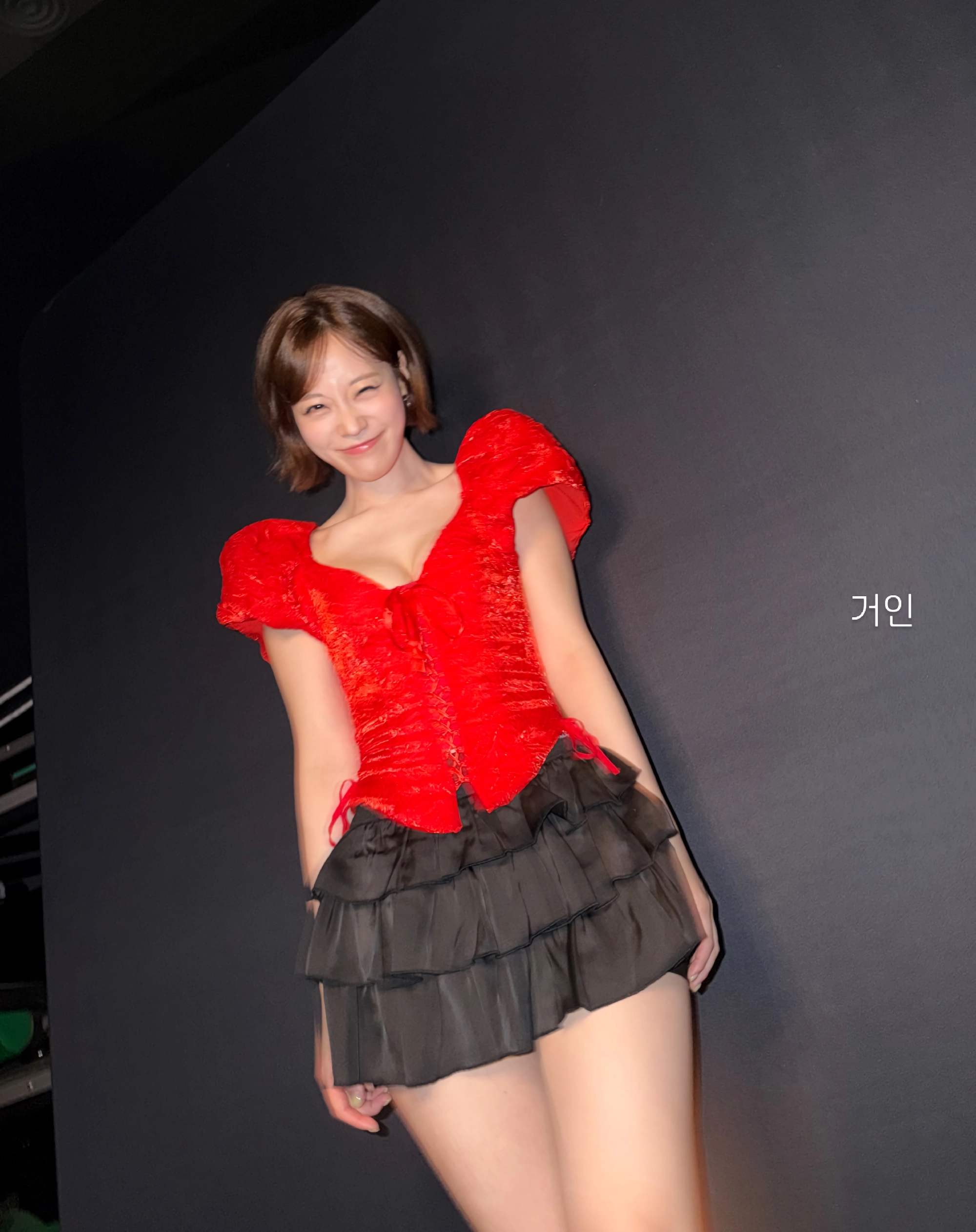 카라 허영지 깊게 파인 빨간 코르셋 명치 보이는 가슴골 (고화질)