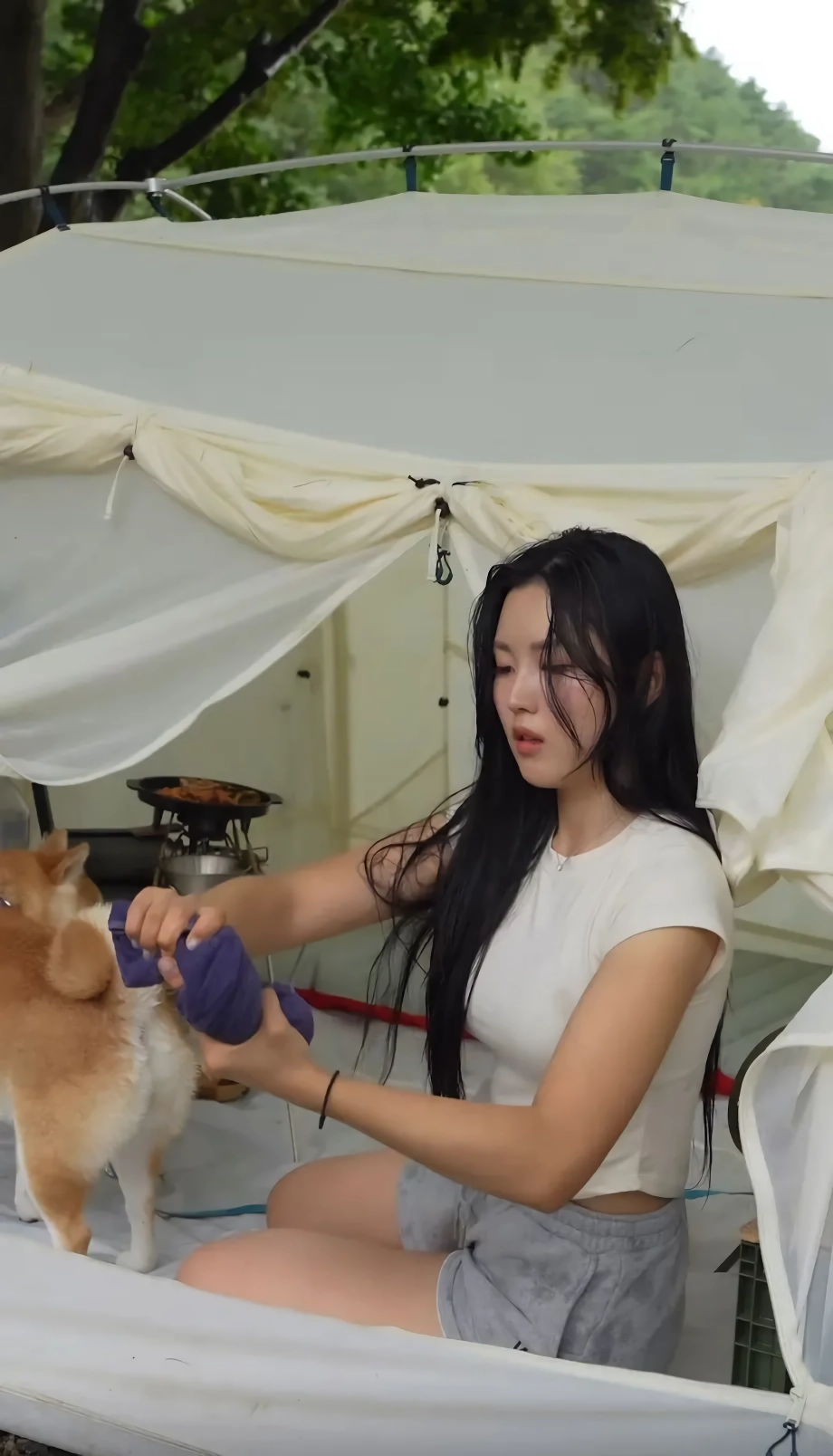 폭염에 혼자 캠핑하는 처자