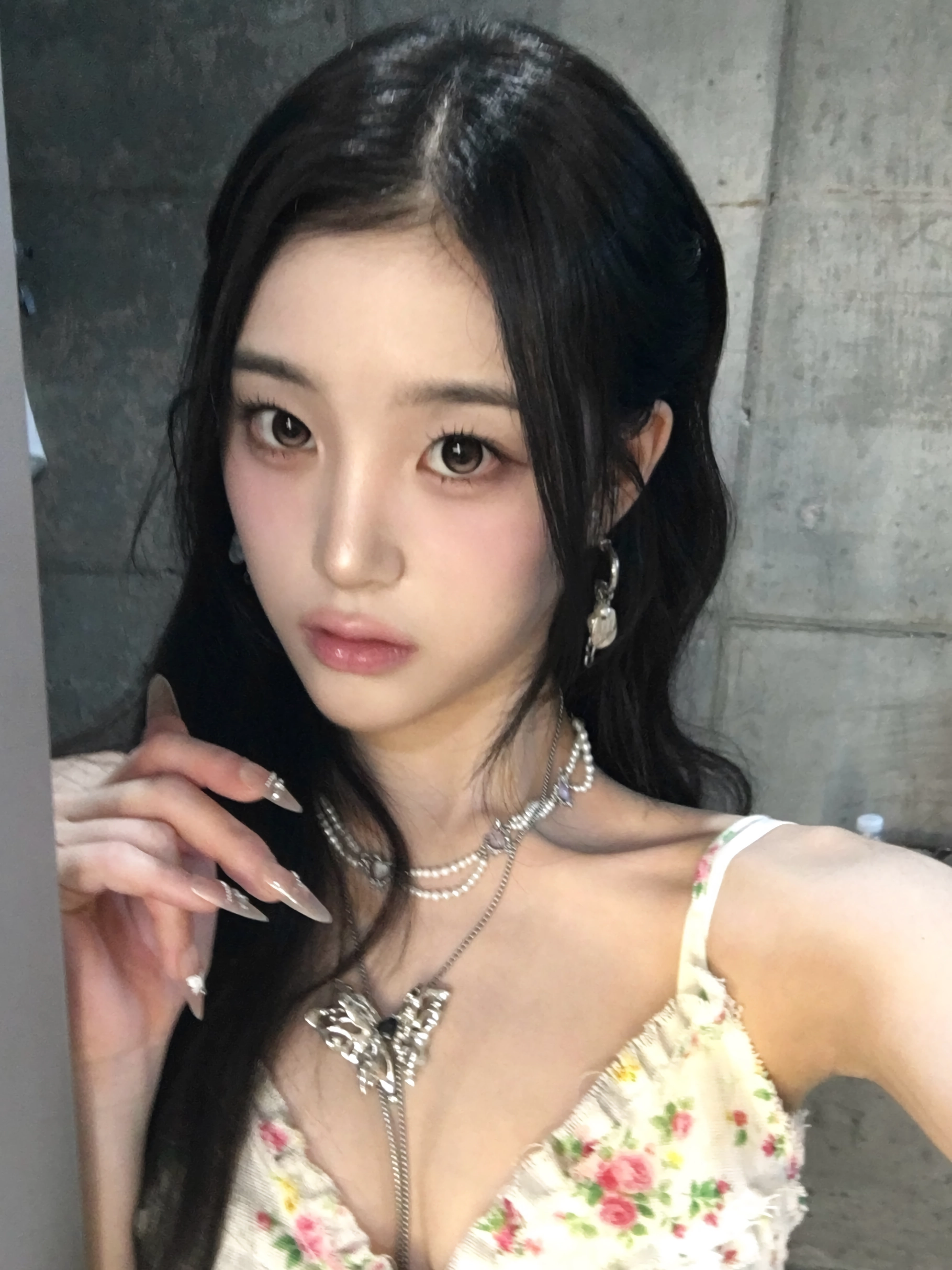 트리플에스 지연 화이트 꽃무늬 끈나시 몽글한 가슴골 – 인스타