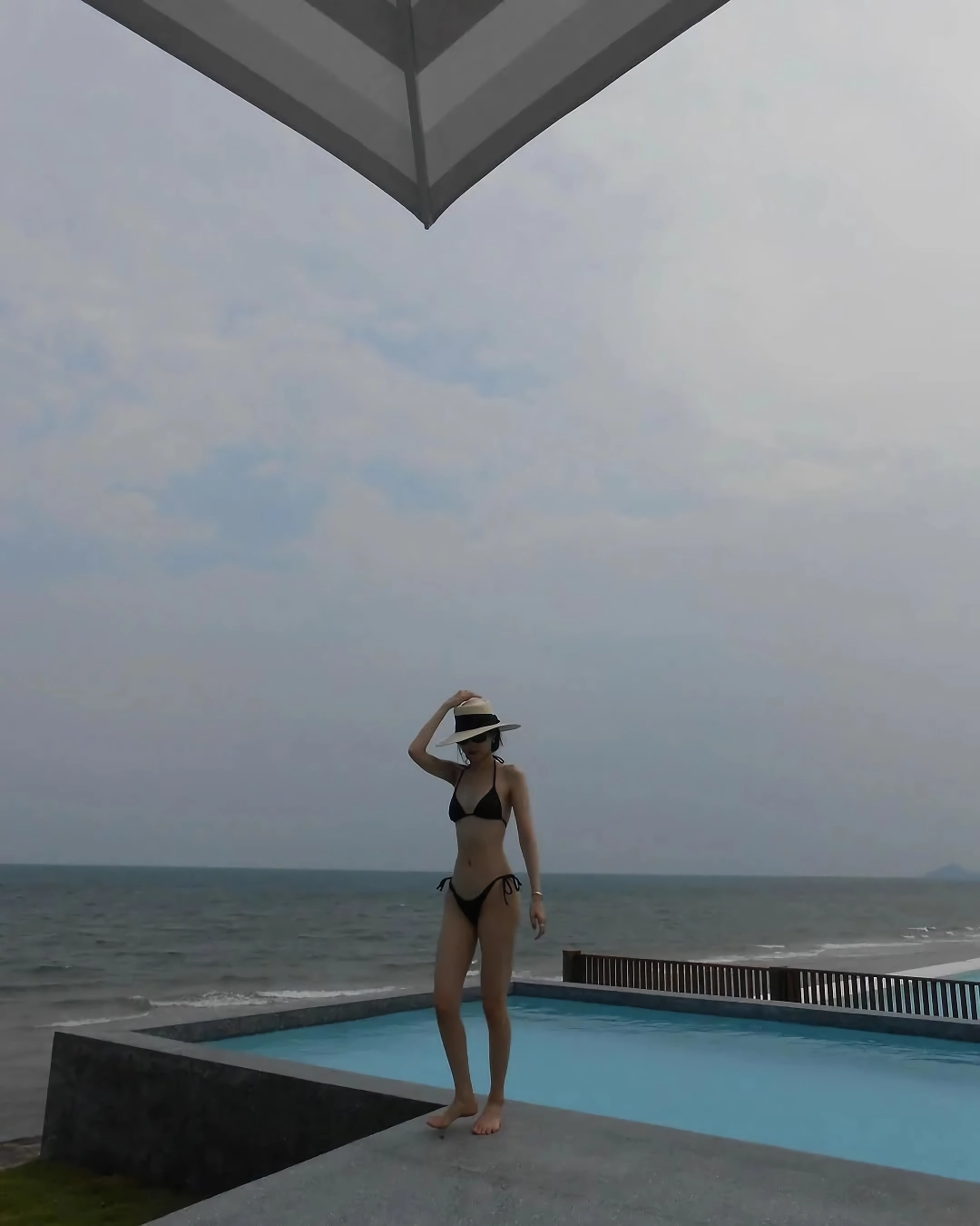 손나은 검정 비키니