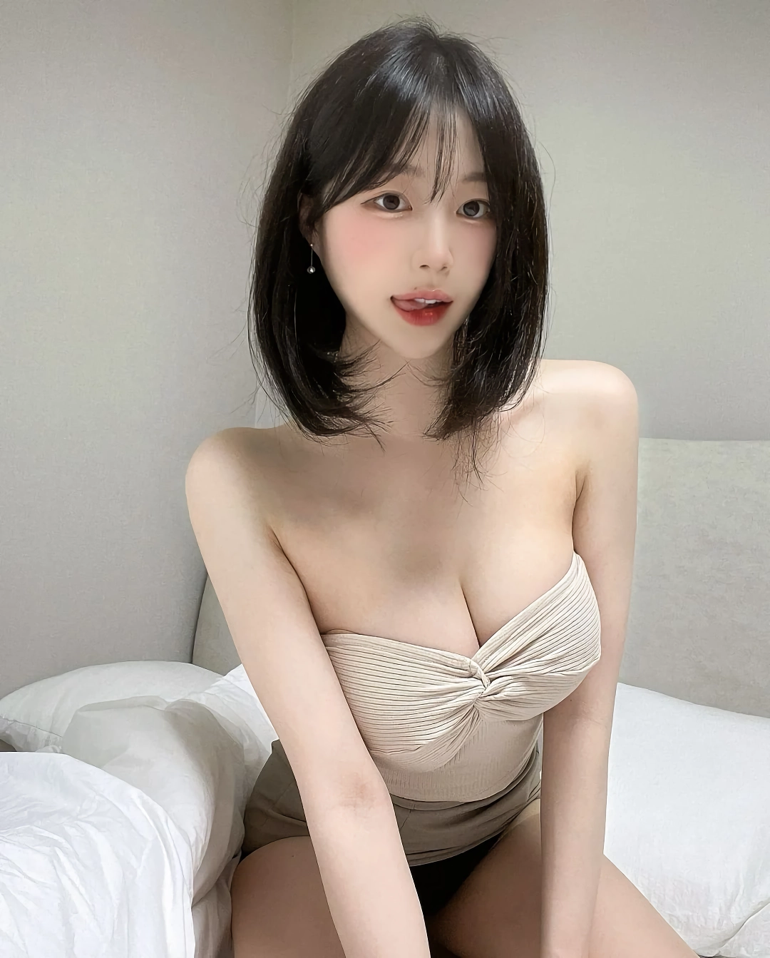 셀카 찍을 때 혀내미는 MZ 처자