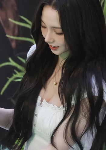 에스파 카리나 스퀘어넥 흰티 가슴골