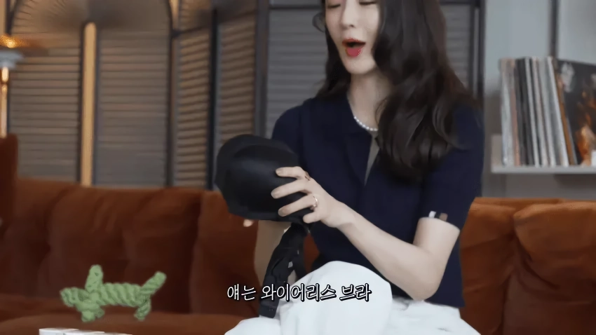 본인 브래지어 리뷰해주는 강민경.jpg