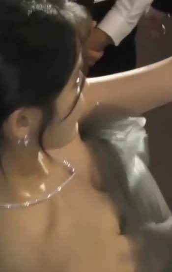 아이유 팬서비스 하다 오프솔더 가슴골 노출