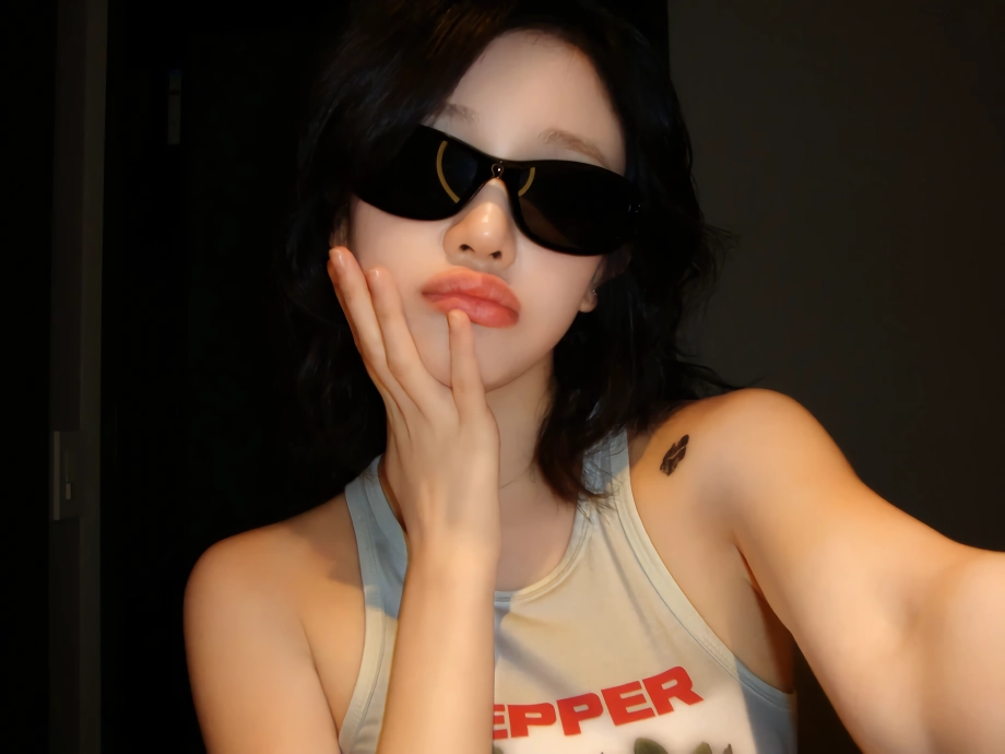베이비몬스터 파리타 민소매 가슴에 딸기 두개
