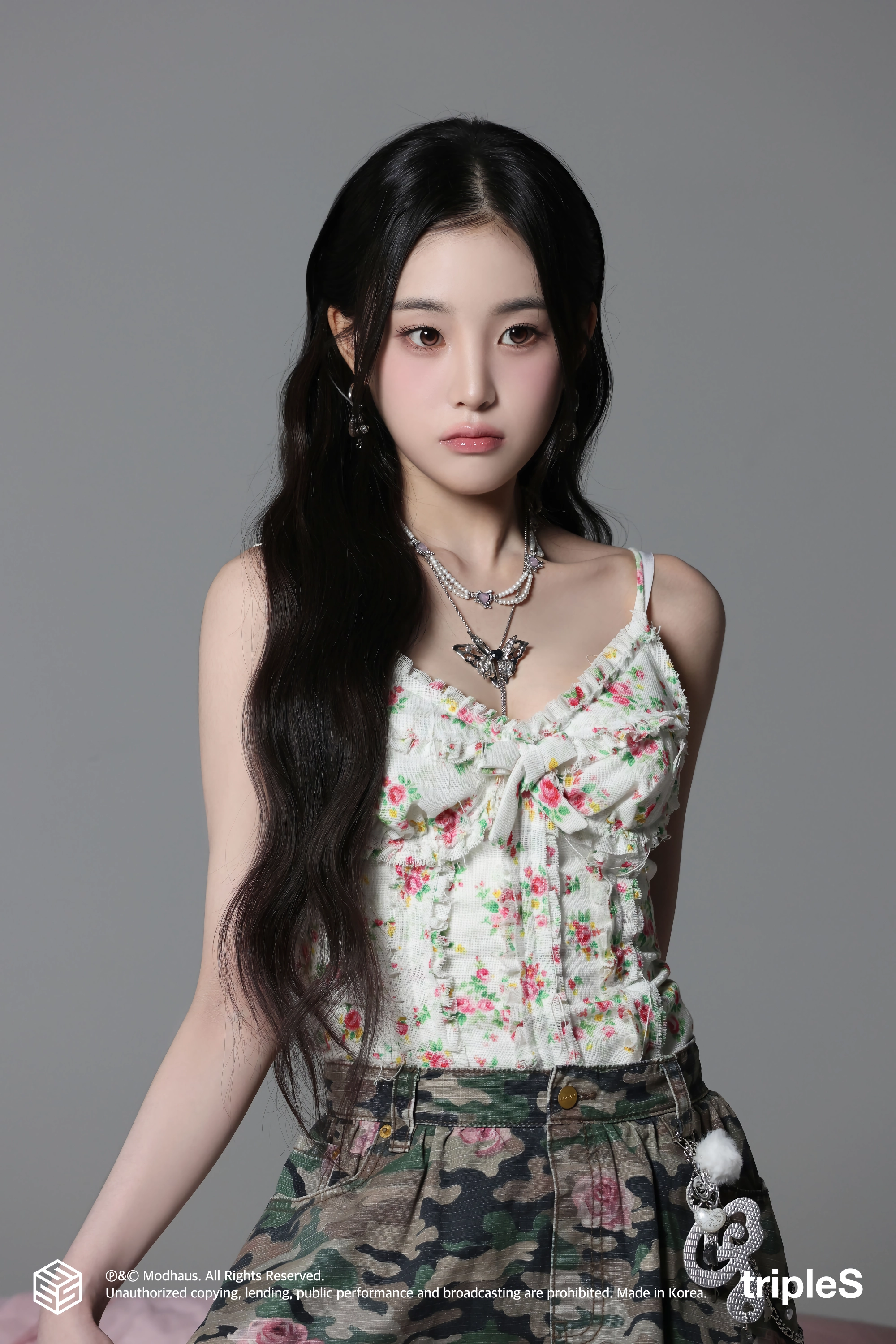 트리플에스 지연 화이트 꽃무늬 끈나시 몽글한 가슴골 – 인스타