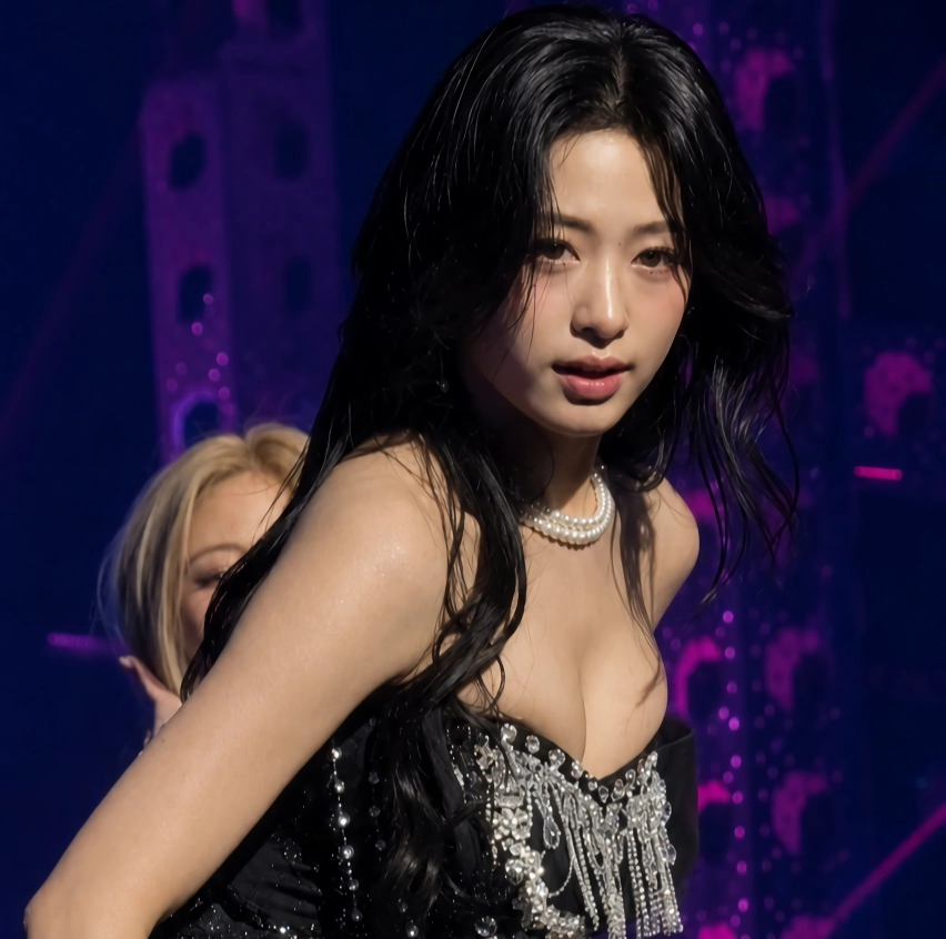 베이비몬스터 아현 잘모은 가슴골 고화질 사진