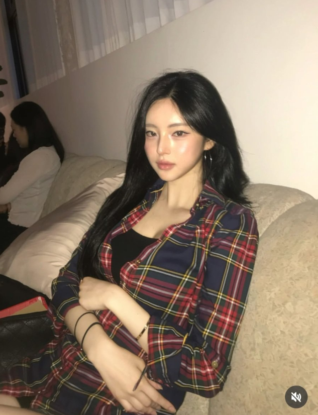 후방) 엄마 셔츠 물려받은 존예녀