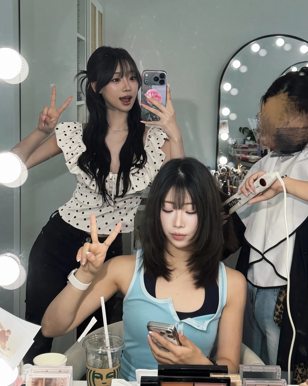 노출 드레스 입은 우수한 치어리더