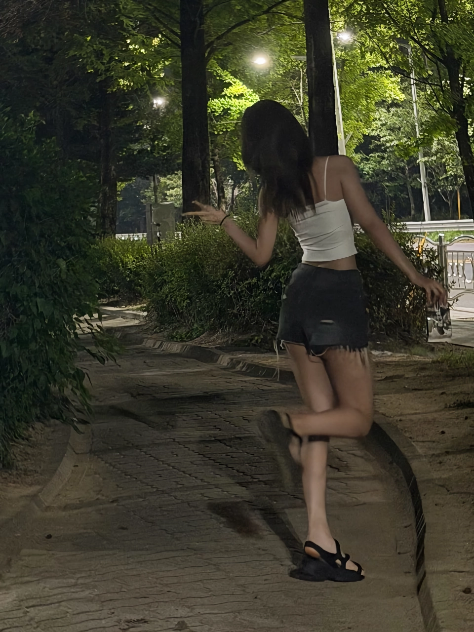 밤산책하는 설윤