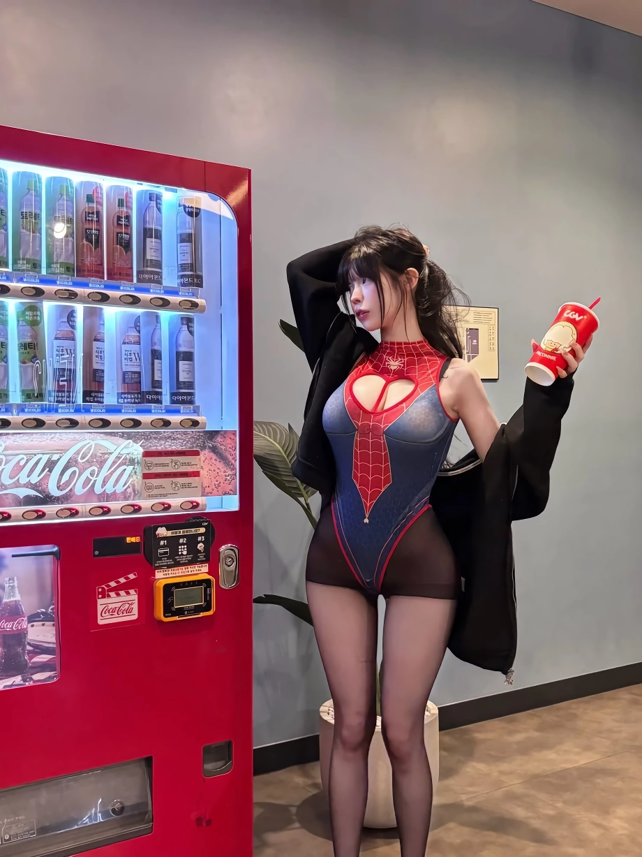 유디 섹시 스파이더우먼 극장에서 가슴골 노출