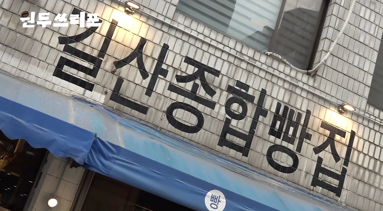 요즘 많이 보이는 카페 인테리어 특징.jpg