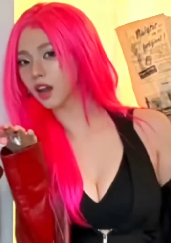 (SOUND)에스파 카리나 핑크머리 깊게 파인 검정 코르셋 가슴골 노출