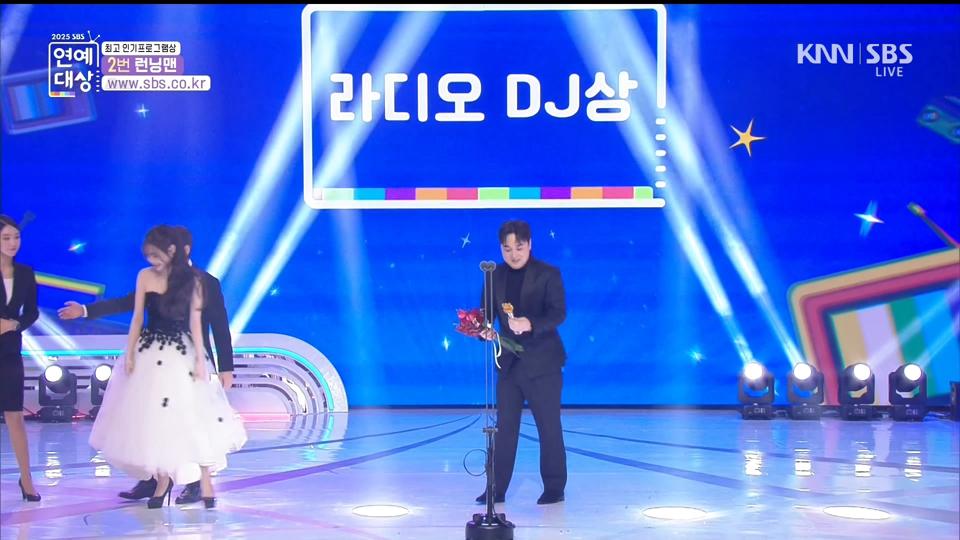 연예대상 시상하는 츄, 표정