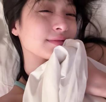 베이비몬스터 아현 눕방 야릇한 표정