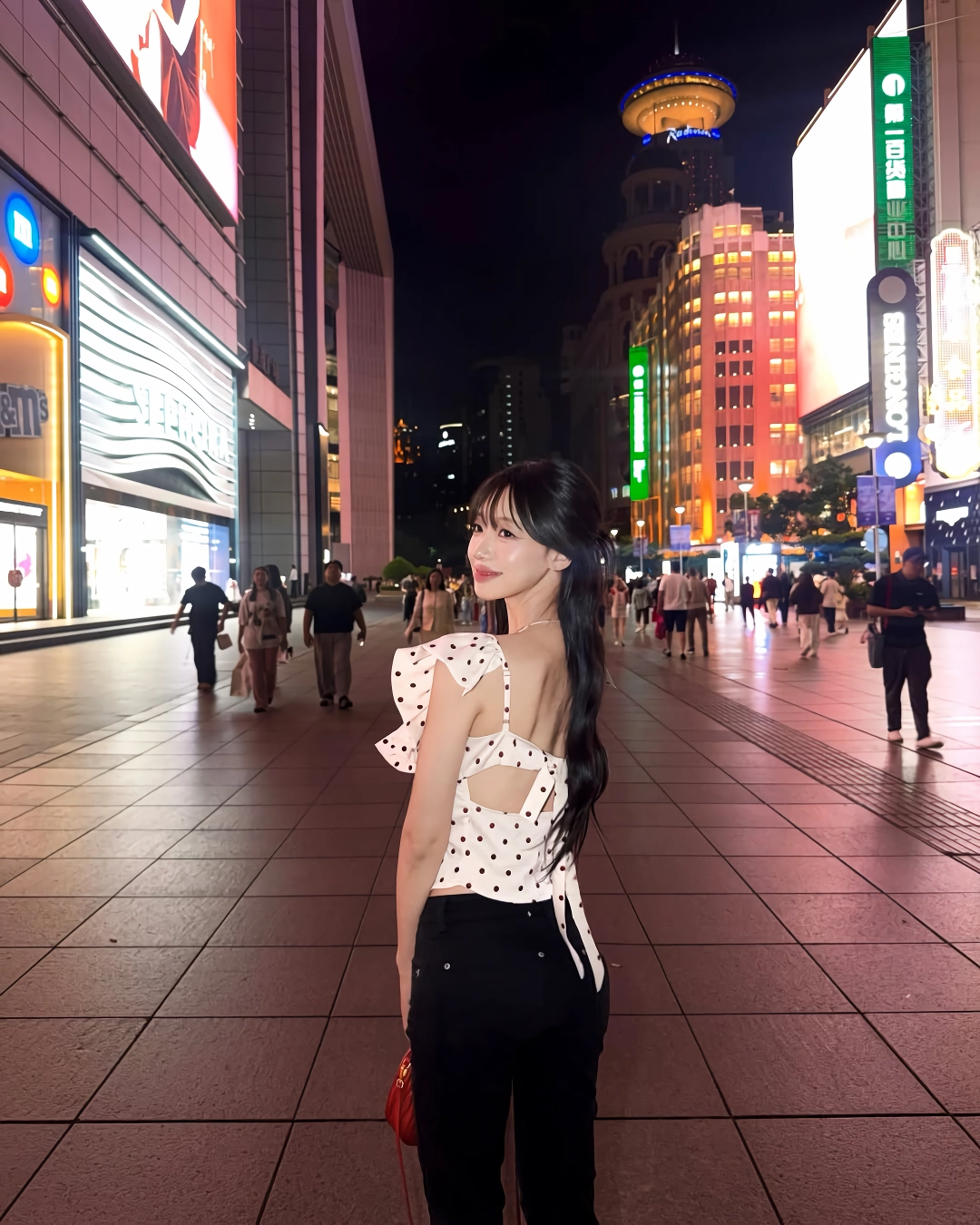 노출 드레스 입은 우수한 치어리더