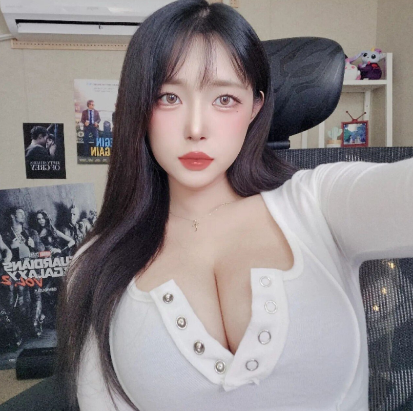 화끈하게 단추 오픈한 김갑주