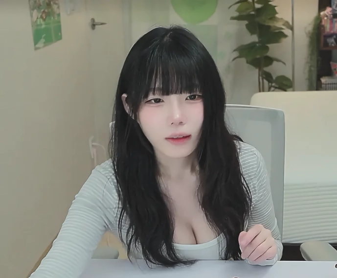 씹덕몰이 최적화상 치지직 여캠. 근데 몸매까지 좋음